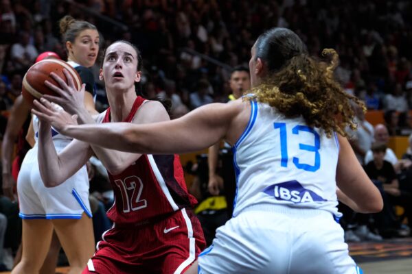 Estados Unidos enfrenta a Italia en un partido oficial de baloncesto tras 20 años de invicto