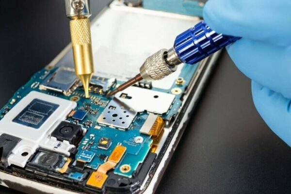 Fabricantes de smartphones ignoran requisitos de reparabilidad impuestos por la UE