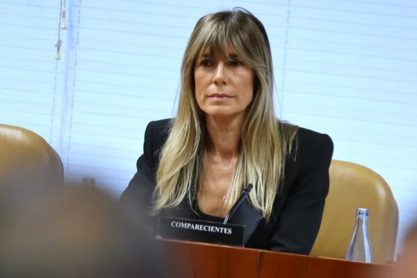 Begoña Gómez comparecerá este martes en audiencia preliminar, según lo dispuesto por el juez Peinado en España.