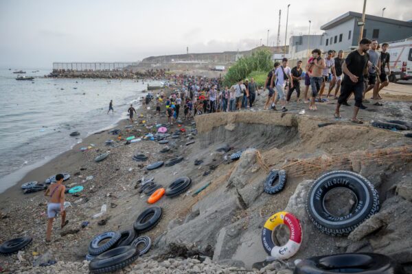 La Audiencia Nacional inicia investigación sobre la llegada masiva de migrantes a Ceuta por posibles amenazas a la integridad territorial de España