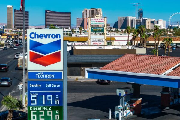 Precios de gasolina alcanzan máximos históricos durante el fin de semana del Día del Trabajo ante la guerra en Irán y problemas en refinerías.