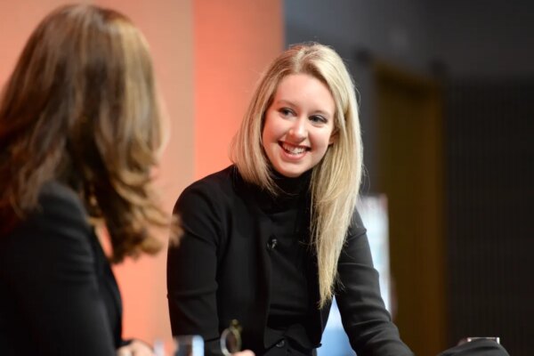 Un impactante documental inédito sobre Elizabeth Holmes sorprende en Telluride