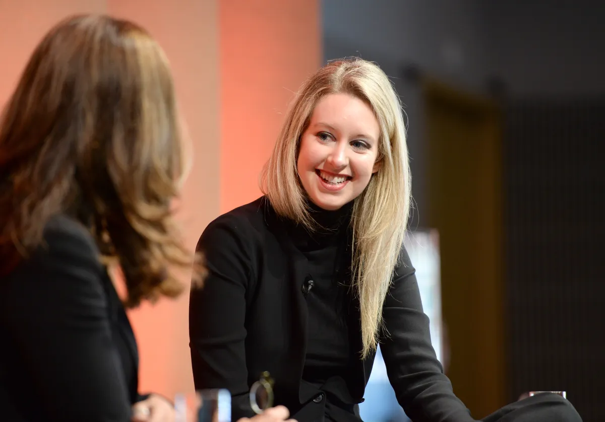 Un impactante documental inédito sobre Elizabeth Holmes sorprende en Telluride