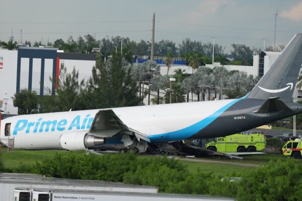 Investigan el accidente de un avión de carga de Amazon en Miami que dejó al menos 5 fallecidos