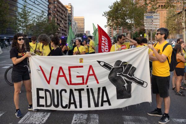 Profesores en huelga paralizan trenes de alta velocidad en Lleida, afectando la movilidad en Cataluña