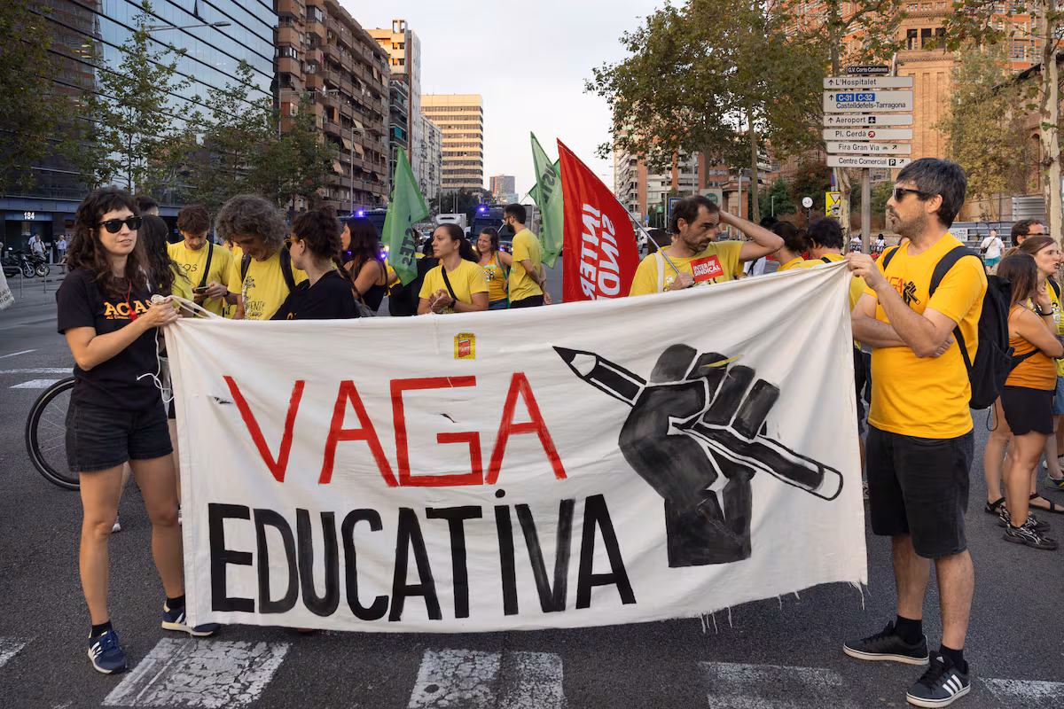 Profesores en huelga paralizan trenes de alta velocidad en Lleida, afectando la movilidad en Cataluña