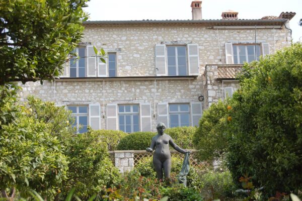 Tres obras maestras valoradas en 9 millones de euros son sustraídas del Museo Renoir en Francia