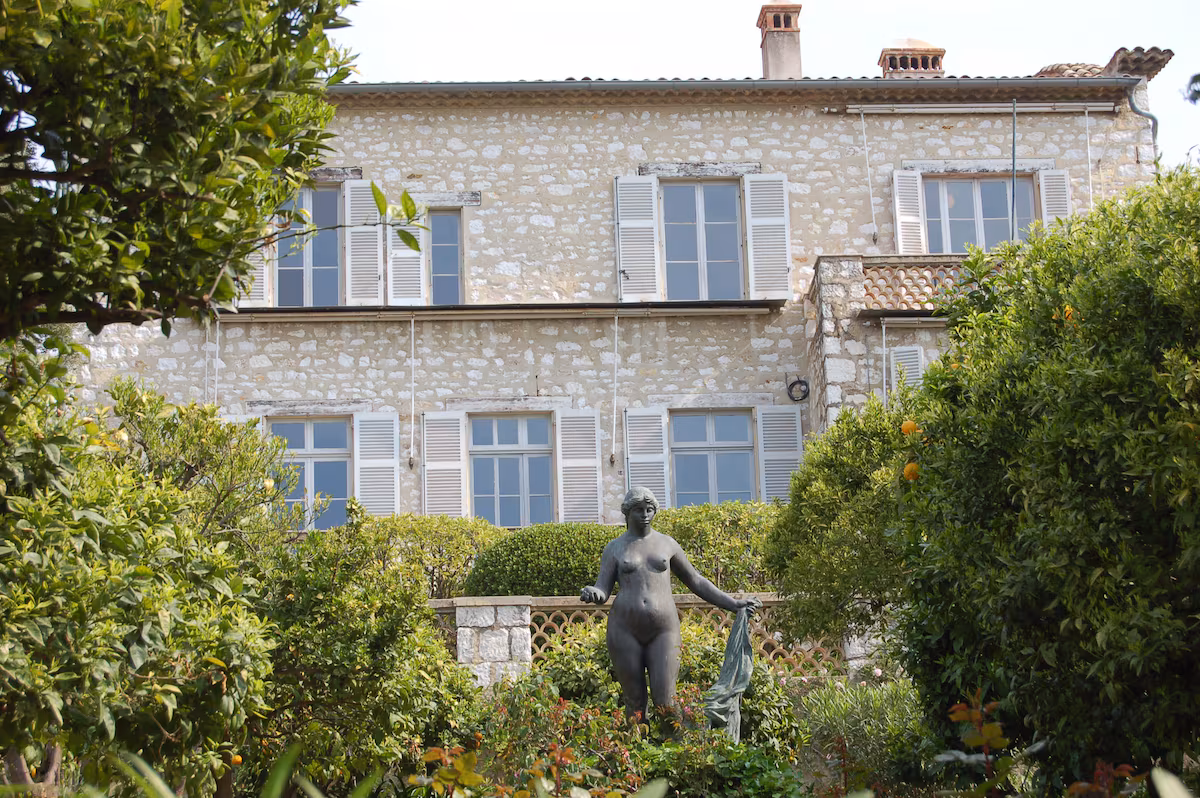 Tres obras maestras valoradas en 9 millones de euros son sustraídas del Museo Renoir en Francia