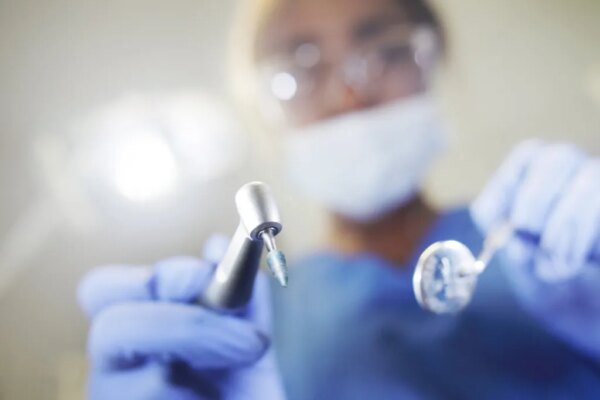 Dentistas reaccionan ante millonario que rechazó la anestesia en una endodoncia