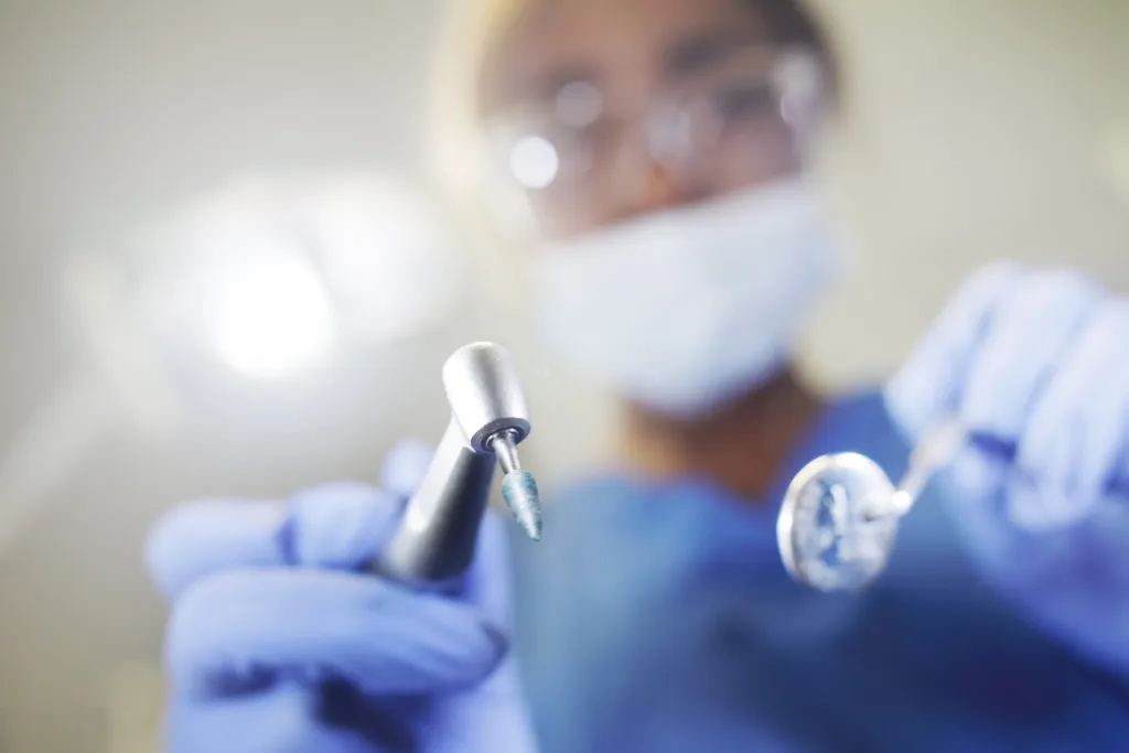 Dentistas reaccionan ante millonario que rechazó la anestesia en una endodoncia