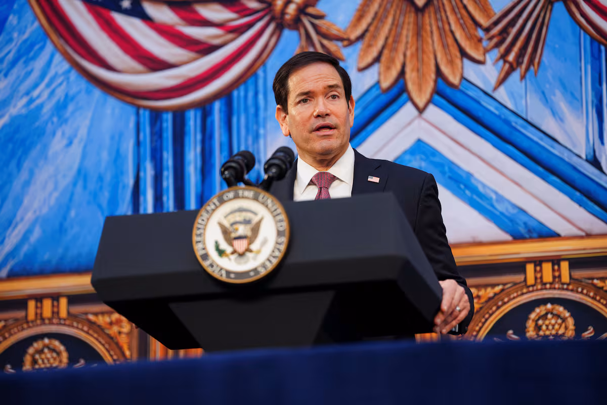 Marco Rubio emprende una gira por América Latina en Colombia, enfocada en combatir el narcotráfico y fortalecer el comercio.