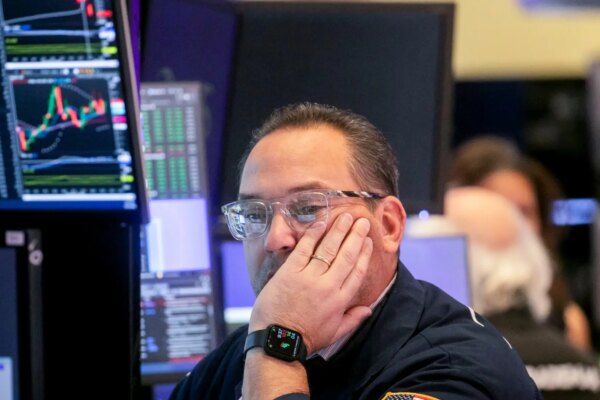 El Dow Jones experimenta una caída del 1,2% al inicio de semana por la presión de los precios del petróleo en Wall Street.