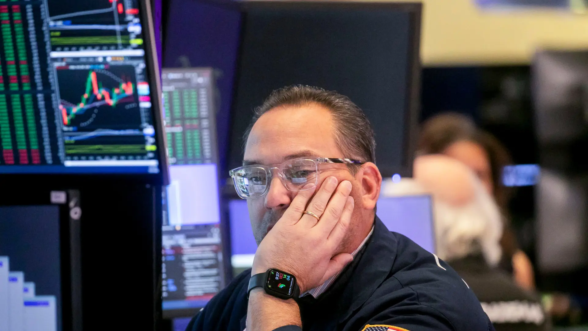 El Dow Jones experimenta una caída del 1,2% al inicio de semana por la presión de los precios del petróleo en Wall Street.