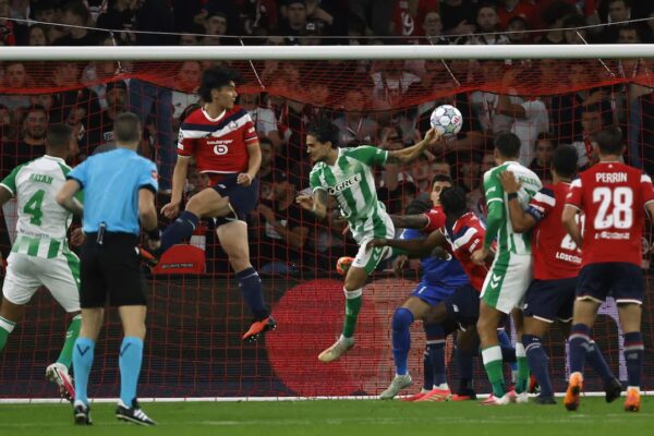Bartra lidera al Betis hacia una victoria inaugural en Lille