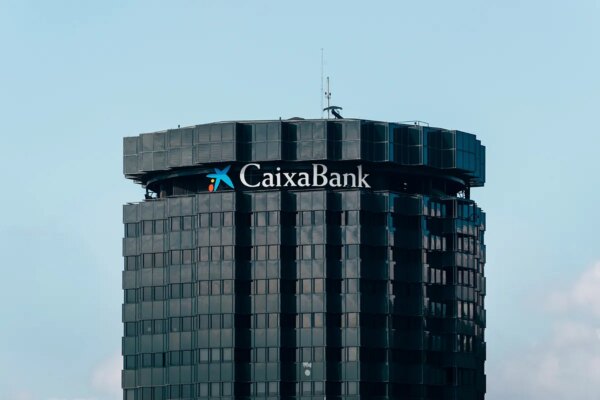 CaixaBank alcanza un hito histórico al superar los 100.000 millones de euros en capitalización bursátil