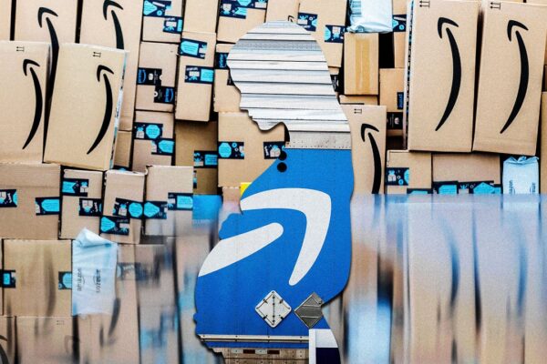 Casi 200 empleados de Amazon utilizan línea de ayuda sobre derechos de embarazo en 2026, lo que deriva en una demanda.