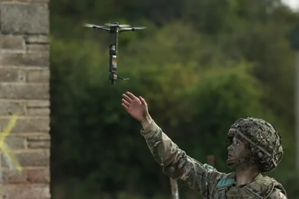 Reino Unido convoca a startups a competir por 6 millones de euros en soluciones económicas para combatir drones, enfocándose en tecnología de armas láser.