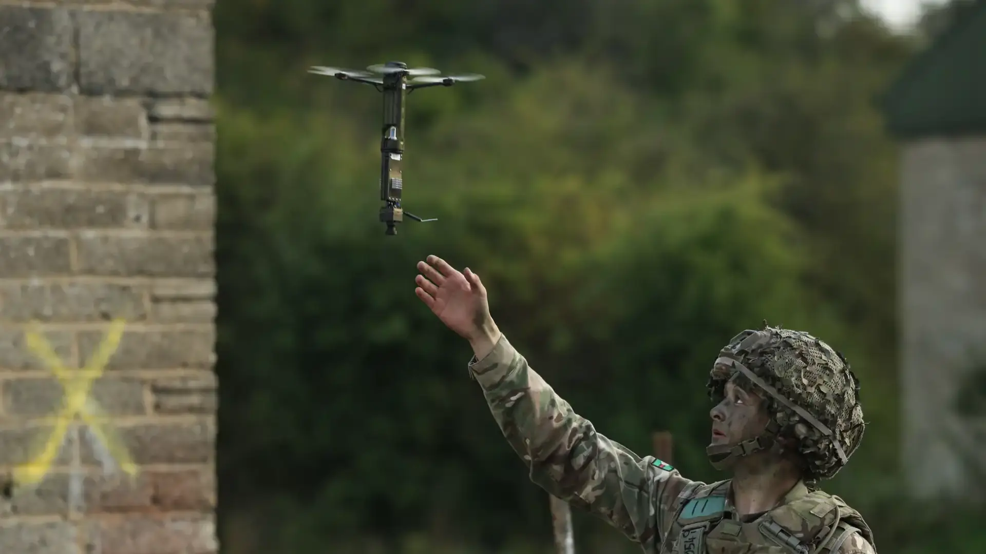 Reino Unido convoca a startups a competir por 6 millones de euros en soluciones económicas para combatir drones, enfocándose en tecnología de armas láser.