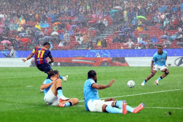 Raphinha anota el tercer gol y posiciona al Barcelona para la victoria ante Feyenoord en partido en vivo