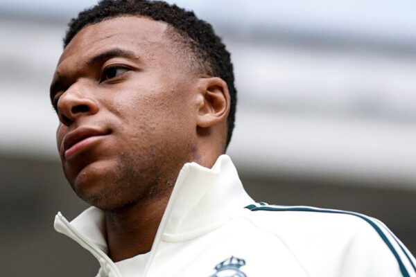 Mbappé busca forjar su propia leyenda en el fútbol, imitando el éxito de grandes íconos.