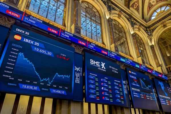 El Ibex intenta frenar su declive con el apoyo del Banco Central Europeo