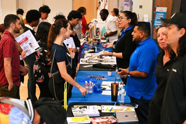 Millones de vacantes laborales en Estados Unidos: ¿por qué persiste el desempleo?