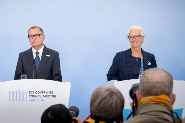 Lagarde anticipa más aumentos de tipos de interés ante la inestabilidad en los mercados de deuda
