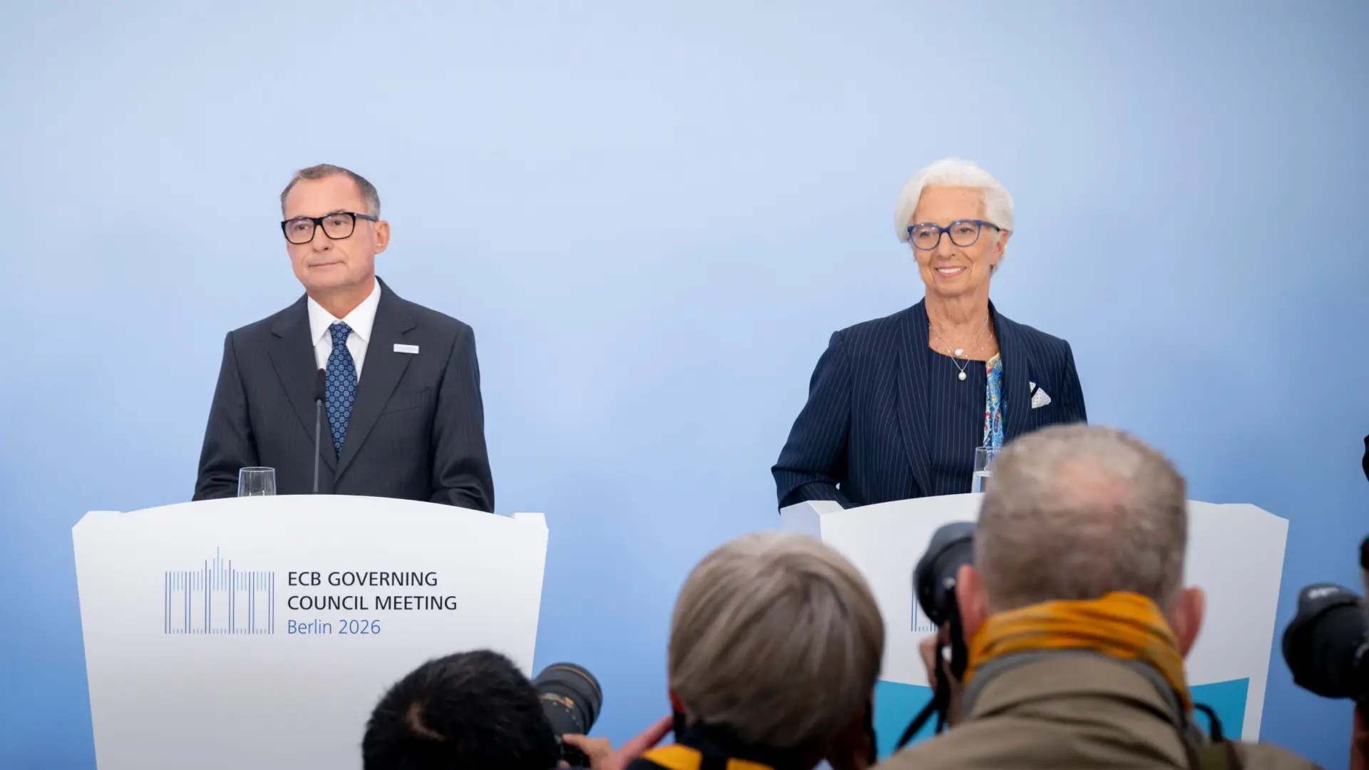 Lagarde anticipa más aumentos de tipos de interés ante la inestabilidad en los mercados de deuda