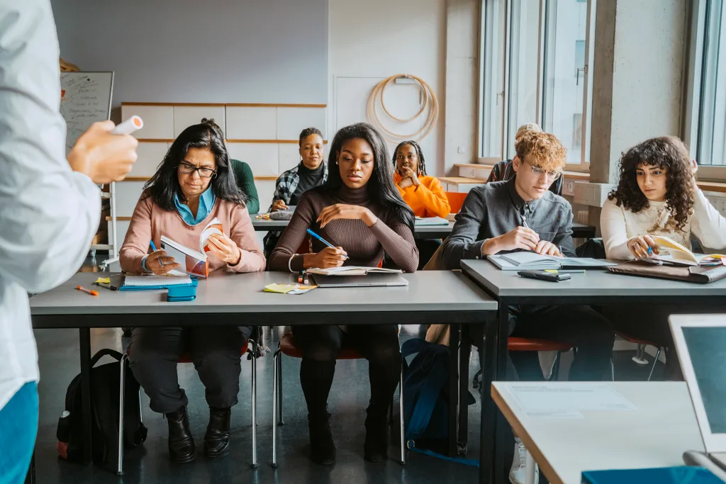 El Resurgimiento de los Colegios Comunitarios: Razones por las que los Estudiantes Optan por esta Alternativa Educativa