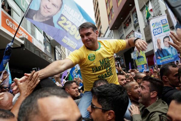 La Fiscalía indaga el posible uso de fondos públicos por parte de los Bolsonaro para financiar la película del expresidente.