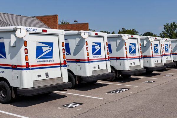 Nuevos libros de sellos de USPS a $20 en octubre: razones detrás del aumento de precio.