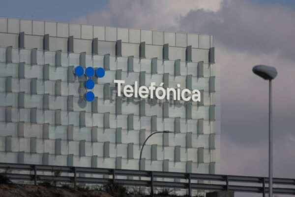 Telefónica y Liberty evalúan reducción de personal en el Reino Unido para generar ahorros de 700 millones de euros.