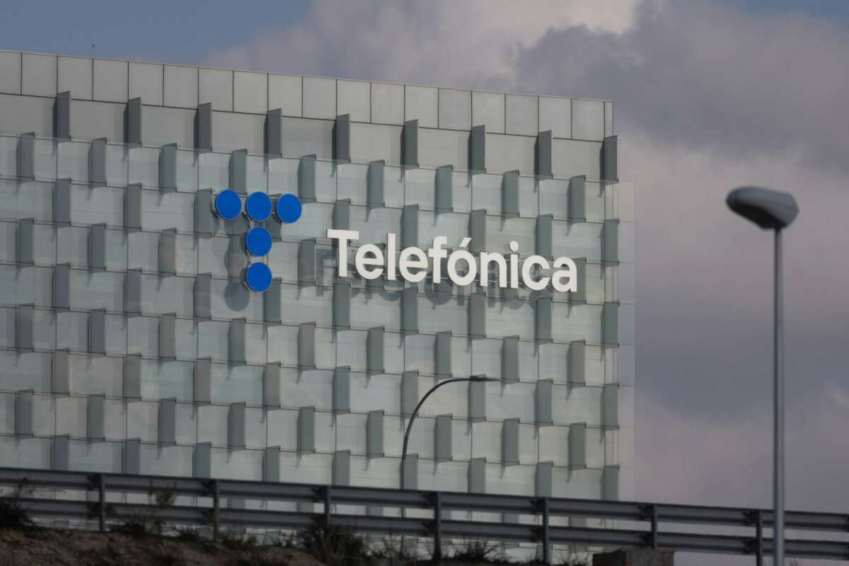 Telefónica y Liberty evalúan reducción de personal en el Reino Unido para generar ahorros de 700 millones de euros.