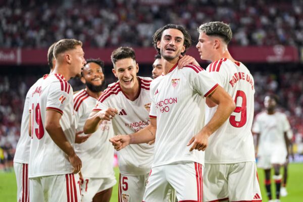 El Sevilla aprovecha las oportunidades para superar al Valencia en un emocionante duelo futbolístico