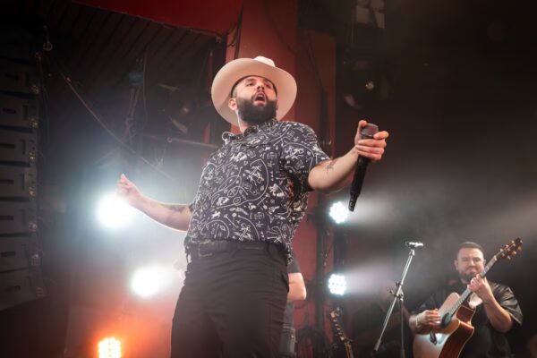 Carín León, pionero latino en la Sphere de Las Vegas, conmueve a 20,000 fans tras la cancelación del concierto del jueves.