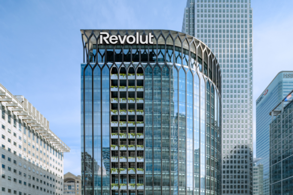 Revolut confirma filtración de datos de clientes debido a solicitudes fraudulentas de entidades gubernamentales.