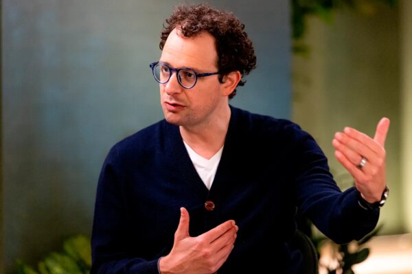 El CEO de Anthropic advierte sobre la aceleración en el desarrollo de la IA y pide un enfoque más cauteloso para evitar la pérdida de control.