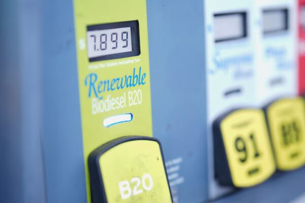 Los precios del diésel en EE. UU. superan los $6 por galón, impactando el costo del transporte de productos alimenticios.