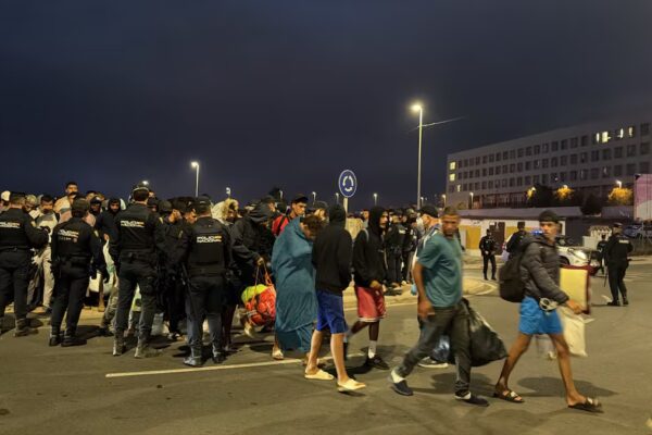 Ceuta: La policía traslada a cientos de inmigrantes a nuevas instalaciones en tiempo real