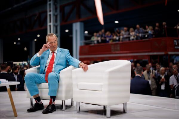 Donación millonaria a Farage inquieta a los partidos británicos