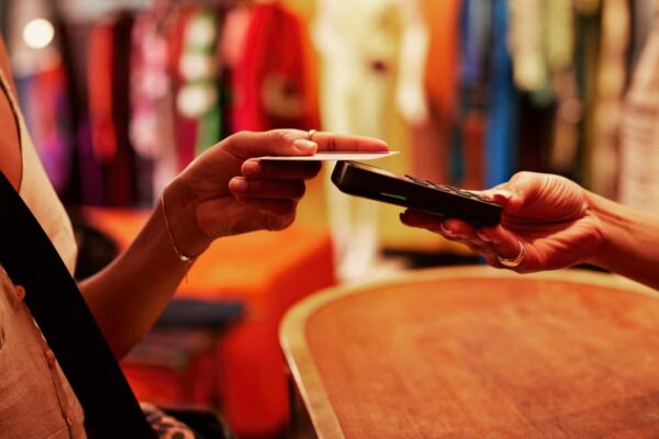 Viajar a Europa: la trampa de las tarjetas de crédito que puede afectar tu bolsillo como turista