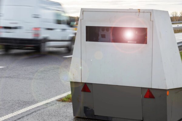 La DGT en España incorpora inteligencia artificial para identificar infracciones de tráfico más allá de la velocidad excesiva