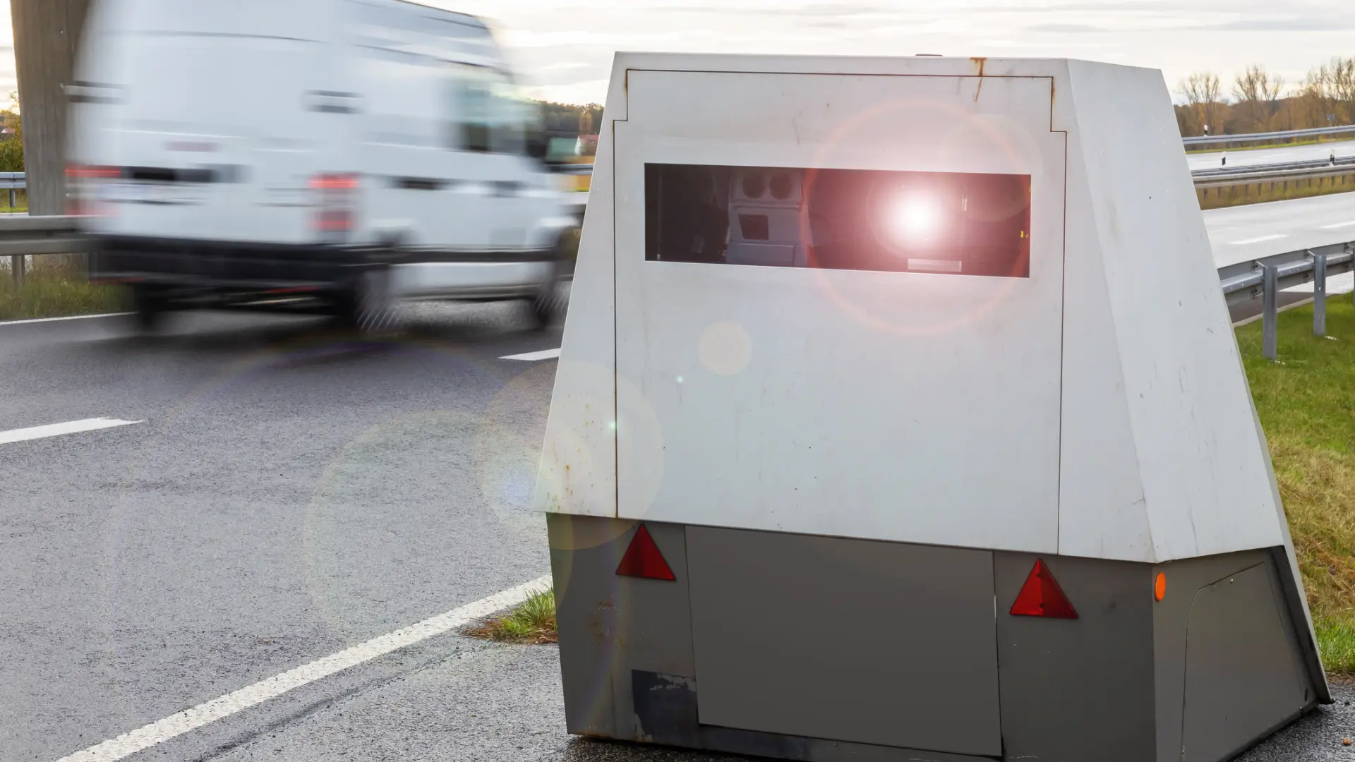 La DGT en España incorpora inteligencia artificial para identificar infracciones de tráfico más allá de la velocidad excesiva