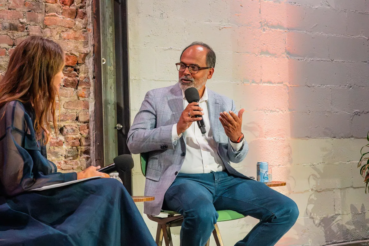 Devin Parekh de Insight Partners explica la estrategia de diversificación en un mercado dominado por OpenAI y Anthropic.