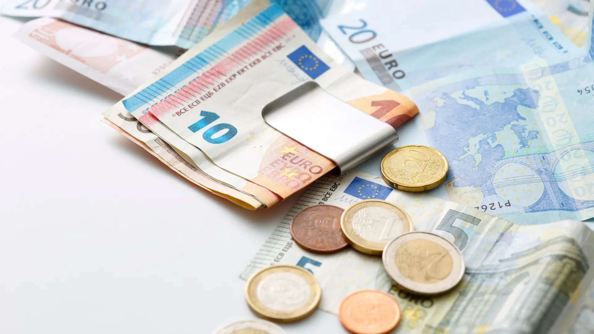 Países con los salarios mínimos más elevados: España queda atrás con más de 1.000 euros de diferencia mensual