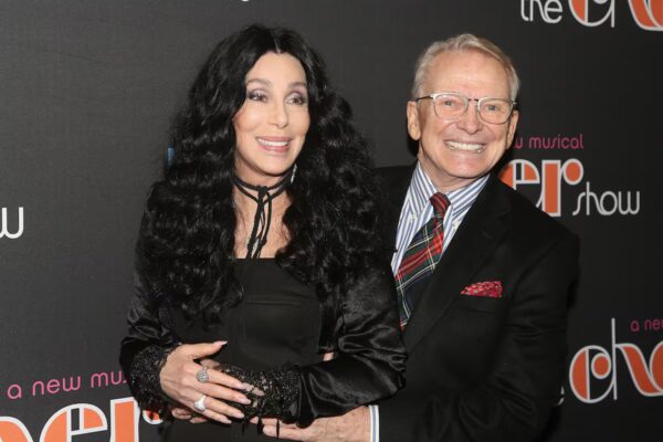 Fallece Bob Mackie, el icónico diseñador que definió el estilo glamuroso de Cher en los años 70