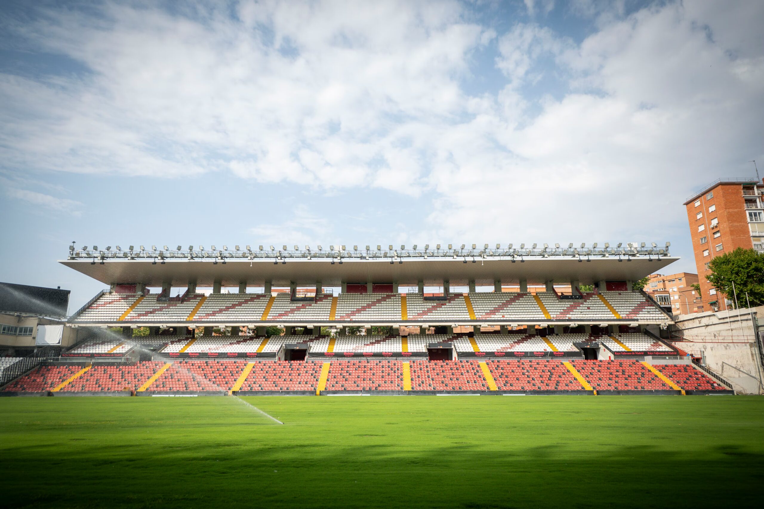 La Comunidad de Madrid reestructura la gestión del estadio de Vallecas, transfiriendo la concesión al Rayo Vallecano