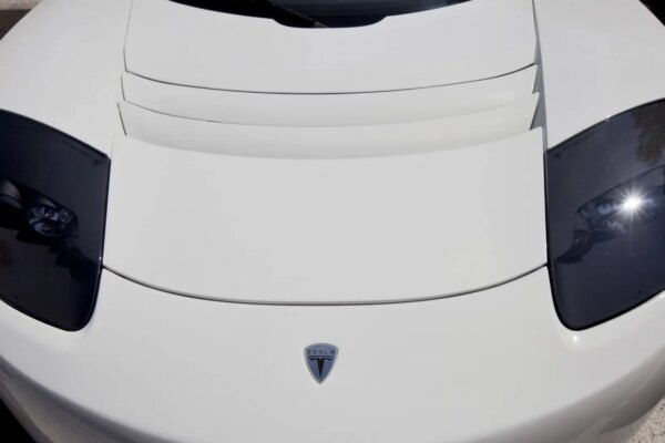 Tesla revelará su nuevo Roadster el 1 de octubre, incorporando innovaciones de SpaceX.