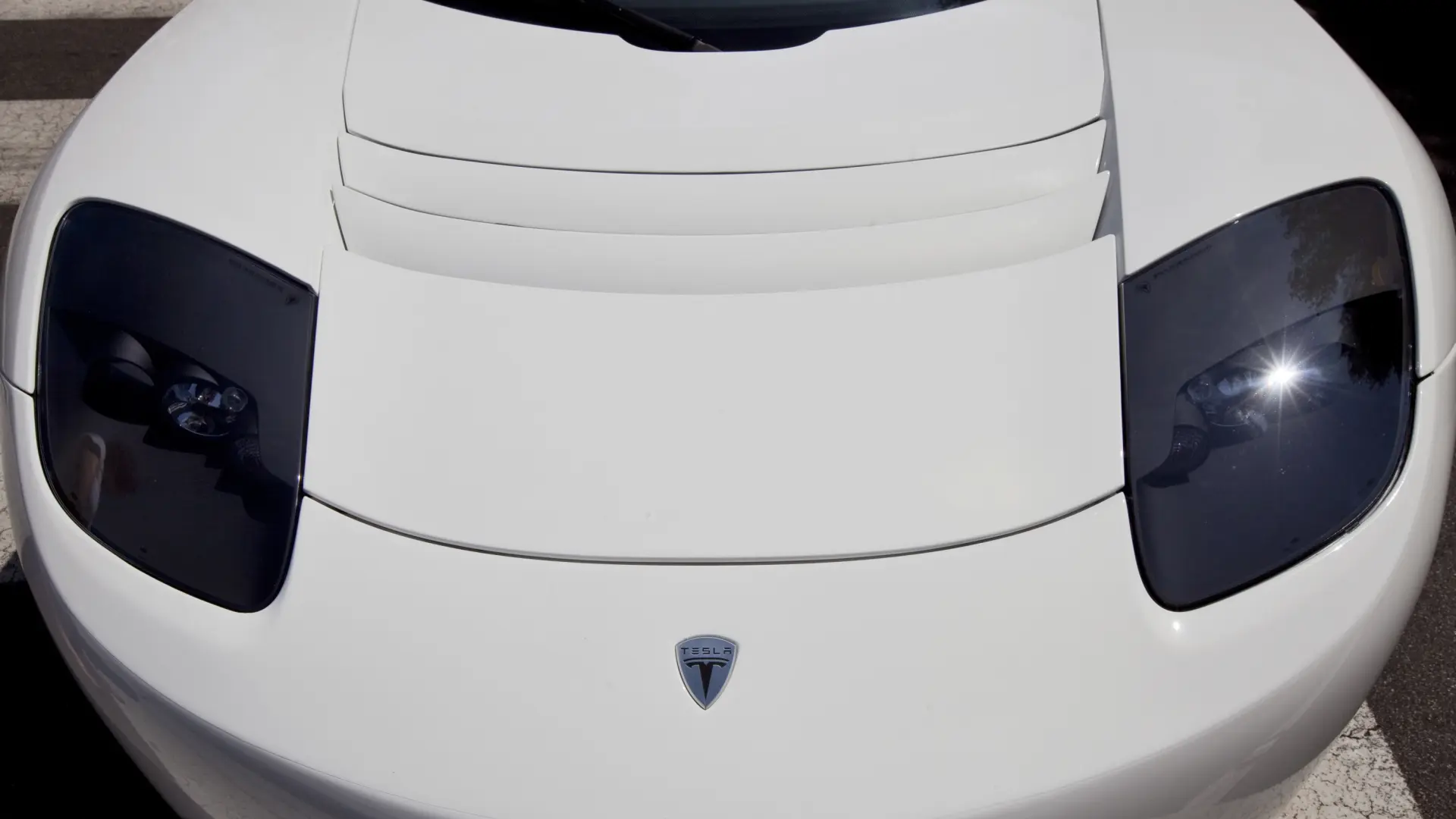 Tesla revelará su nuevo Roadster el 1 de octubre, incorporando innovaciones de SpaceX.