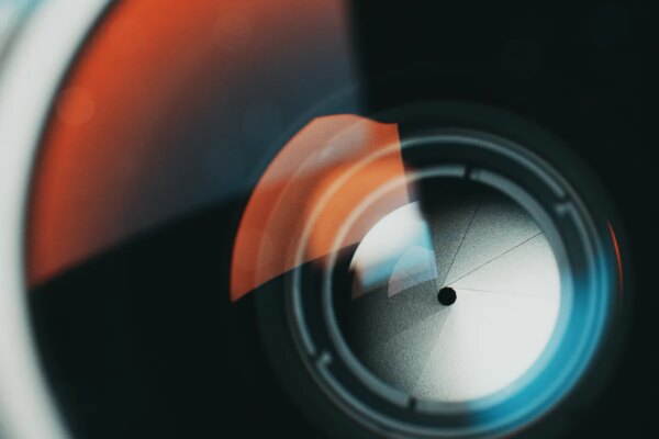 OpenAI adquiere la empresa de cámaras para smartphones Glass Imaging por 300 millones de dólares, según informan fuentes.